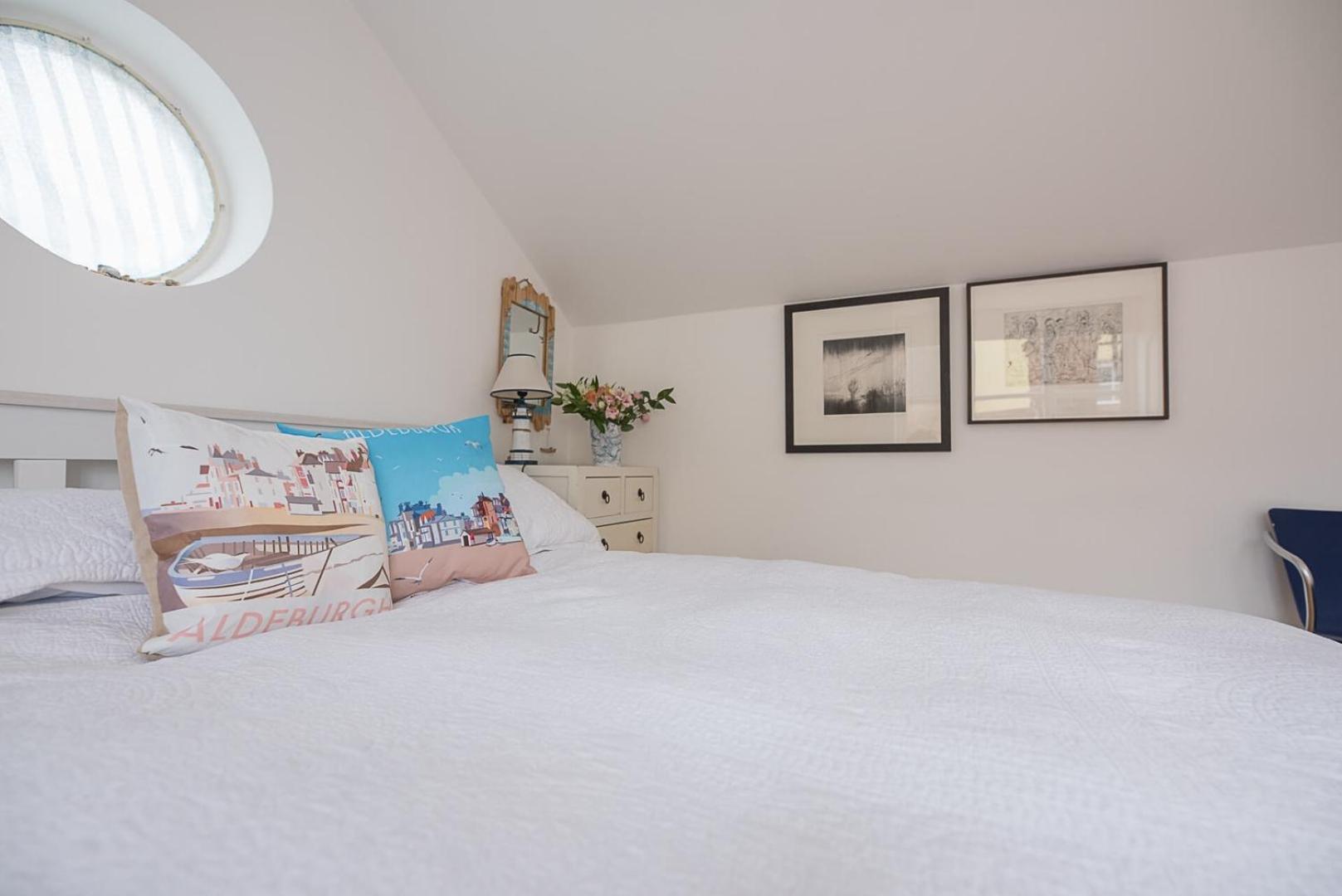 Art Cottage, Sunny Seaside In *