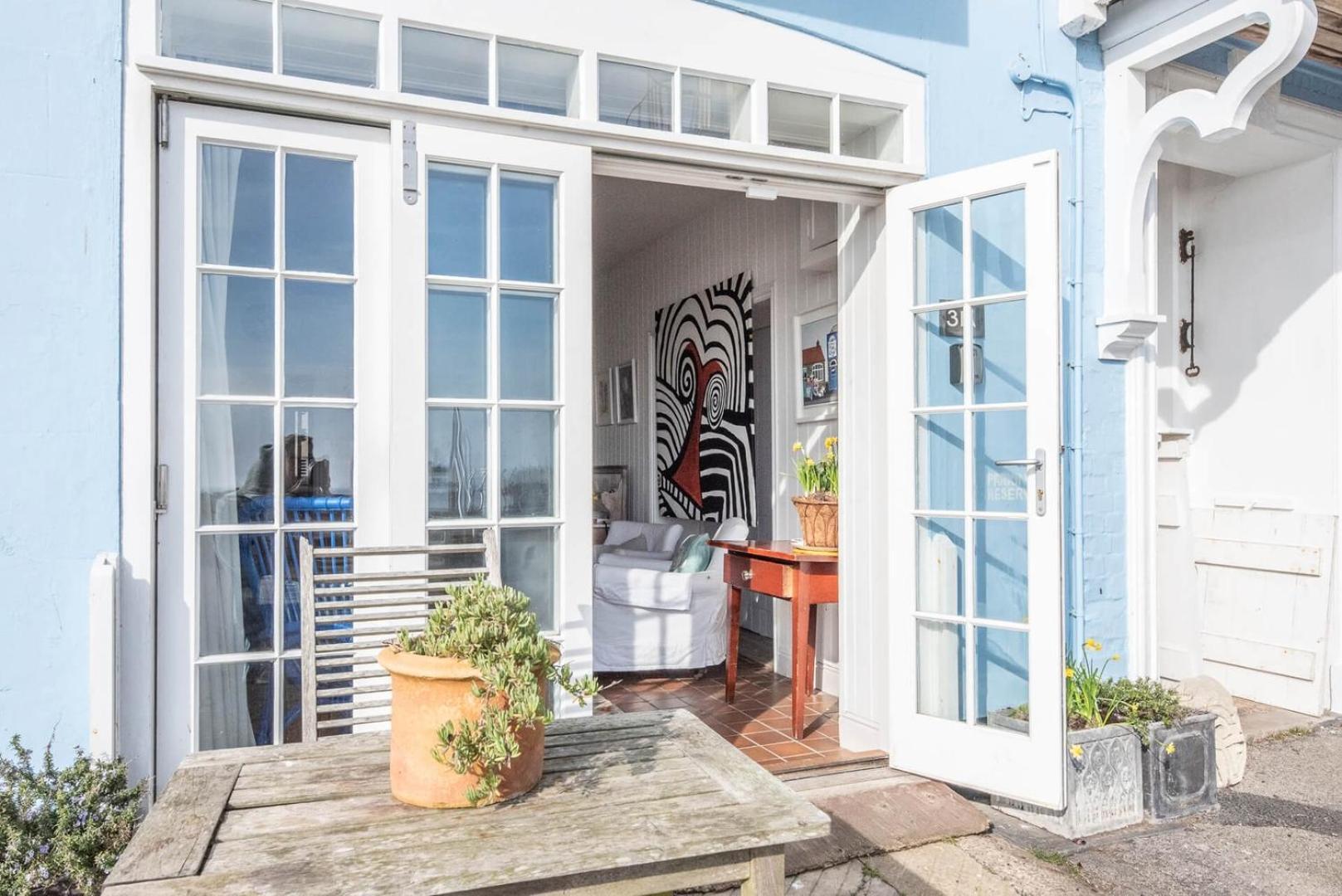 Art Cottage, Sunny Seaside In *