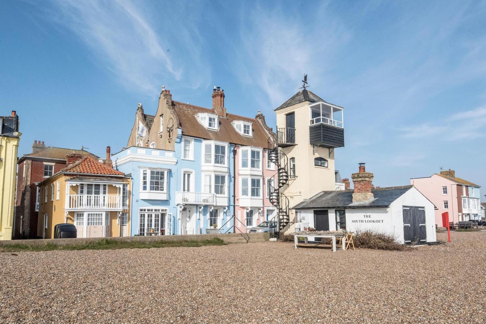 Art Cottage, Sunny Seaside In *